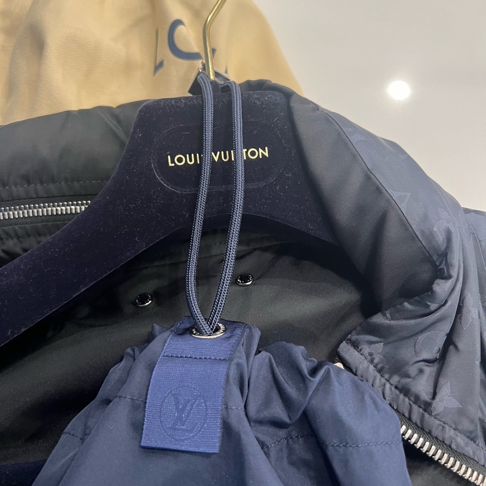 Louis Vuitton - Picture 7 of 14